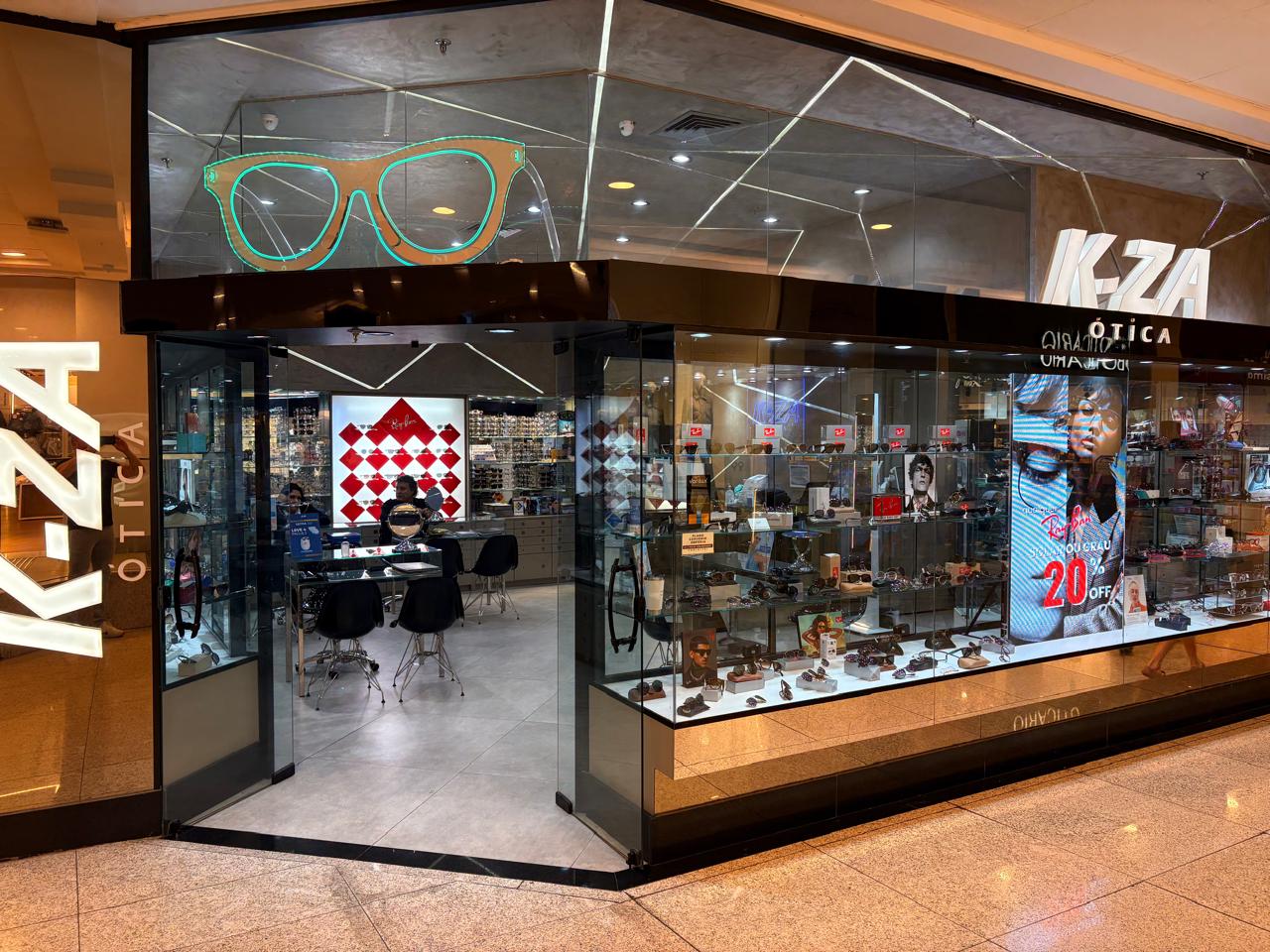 Projeto de painel de LED instalado em ótica.