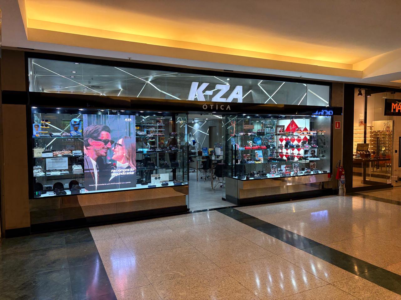 Projeto de painel de LED instalado fachada de uma ótica.